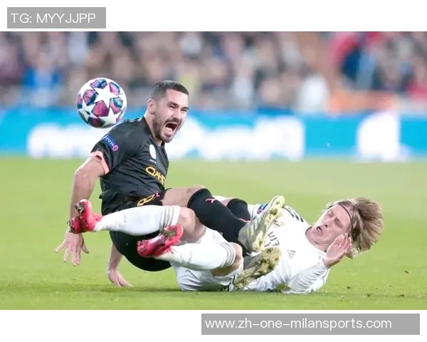 足球场上的激情瞬间脱上衣庆祝引发热议与争议